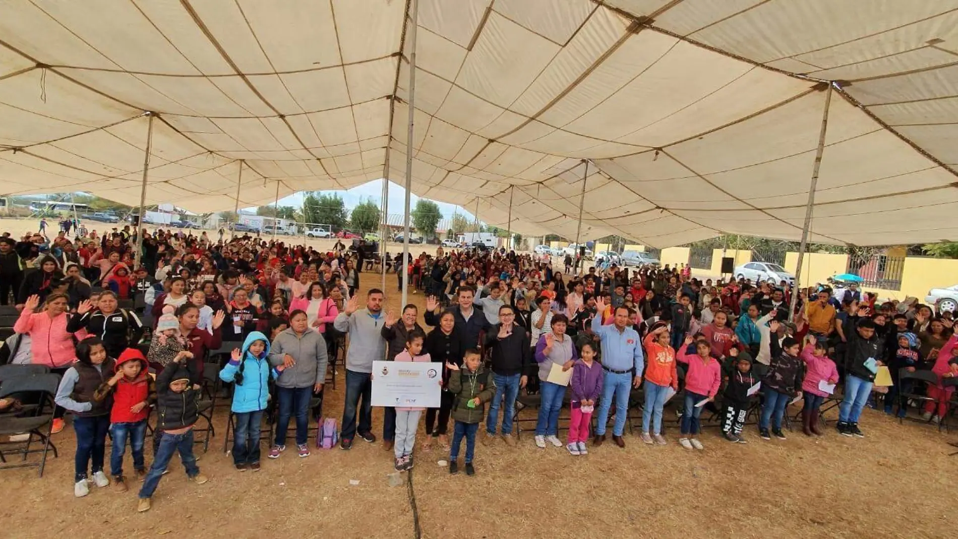 Miles de estudiantes de Tequisquiapan han recibido de manos del Edil de esta localidad,